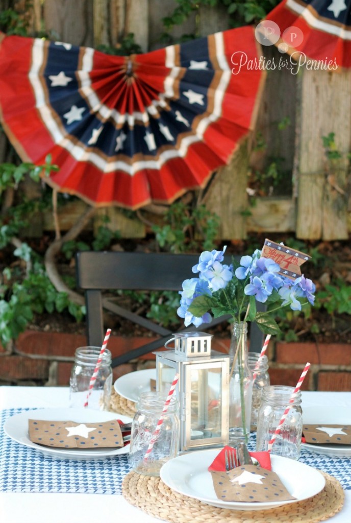 4th of July Decorations | PartiesforPennies.com #4thofjuly #patrioticdecorations