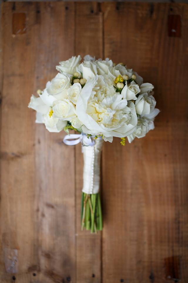 Wedding Floral Arrangements: Tips & Trends by Owen's Flower Shop via PartiesforPennies.com