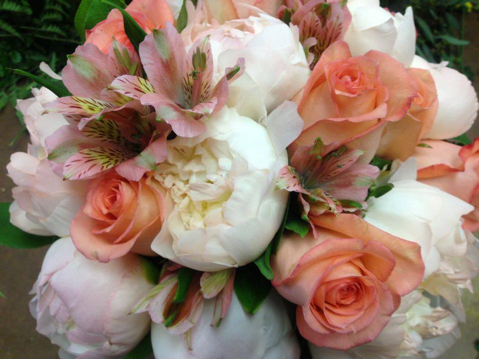Wedding Floral Arrangements: Tips & Trends by Owen's Flower Shop via PartiesforPennies.com