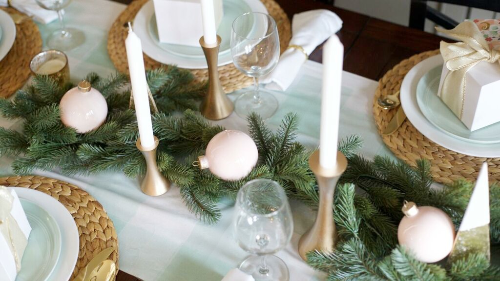 Simple Christmas Tablesetting Ideas by PartiesforPennies.com  | Christmas Dinner Party,  Entertaining, Tips