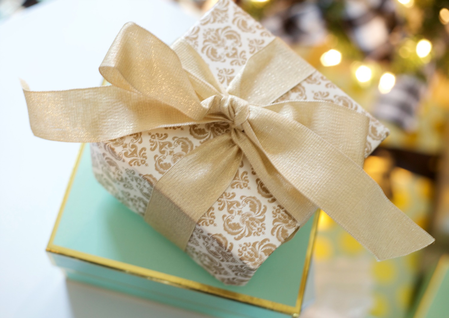 DIY Gift Box by PartiesforPennies.com | Gift Wrap, Homemade Gift, Christmas, Present, Paper Craft
