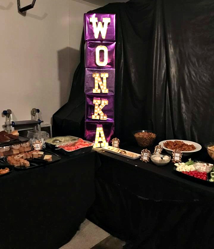 willy-wonka-halloween-party-wonka-light-up-sign-food